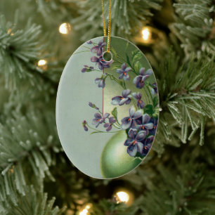 Vintage blühende violette Blumen in einem Osterei Keramik Ornament