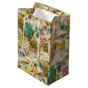 Vintage Blumen-Collage mit gealterter Papiertextur Mittlere Geschenktüte