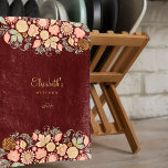 Vintage, blumengeschmückte Bordeaux Geschirrtuch<br><div class="desc">Personalisierte,  Vintage,  rustikale Küche mit zartem Rosa,  Pachy Creme und Salbei grüner blühender,  botanischer Wildblumen auf einem dunkelroten Bordeaux-Hintergrund.                 Es kann ein wunderschönes Geschenk für Ihre eigene Küche sein oder ein personalisiertes Geschenk für jemanden,  der etwas Besonderes,  Jubiläum,  Geburtstag,  Weihnachten,  Brautparty oder ein Hochzeitsgeschenk hält.</div>