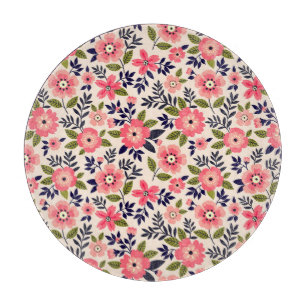Vintage-Blumenhintergrund, kleine rosa Blumen. Schneidebrett
