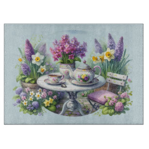 Vintage Blumentee-Party im Garten Schneidebrett