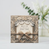 Vintage Blütenlace Burlap Bow Rustikale Hochzeit Einladung (Stehend Vorderseite)