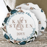 Vintage Botanische Aquamarine Rose Weinberge Hochz Rundes Kissen<br><div class="desc">Niedliches botanisches Kissen mit einem aquamarinen und beigen Kranz in der Rose ist eine tolle Geschenkidee für die Jungvermählten. Das Design der Rose ist perfekt für den Frühjahrsgarten. Grüne Weinreben umgeben die Grenze mit Vintagen aquamarinen,  grünen und beigen Rose.</div>