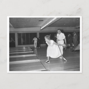 Vintage Bowling-Gallerin in weißem Kleid Postkarte