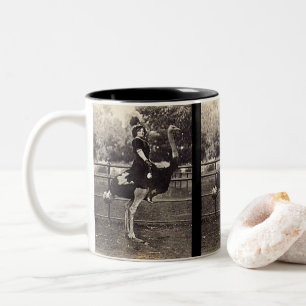 Vintage-Broadway-Schauspielerin reitet auf einem S Zweifarbige Tasse