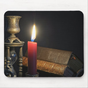Vintage-Bücher und Sanduhr auf dunklem Hintergrund Mousepad