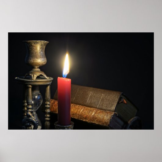Vintage Bücher und Stundenglas auf dunklem Hinterg Poster (Vorne)