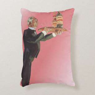 Vintage Butler im Smoking serviert Wein auf einem  Dekokissen