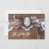 Vintage Cameo Key Burlap Wood Wedding RSVP Karte (Rückseite)