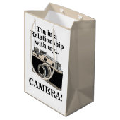 Vintage Camera Funny Photographer Birthday Mittlere Geschenktüte (Rückseite Schrägansicht)