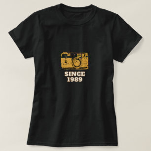 Vintage Camera-Illustration und -Text "Seit 1989" T-Shirt