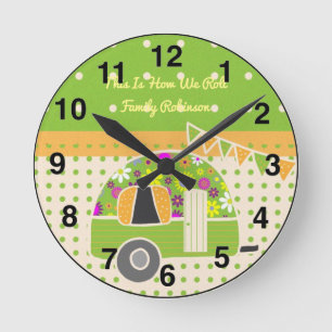 Vintage-Camper Orange Grün Punkte Personalisiert Runde Wanduhr