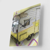 Vintage Camper Trailer Clock in Yellow Quadratische Wanduhr (Winkel)