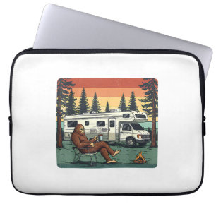 Vintage-Camping-Motorhome-RV-Bigfoot-Abenteuer Laptopschutzhülle