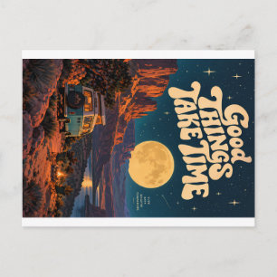 Vintage-Campingbus unter einem riesigen Mond und S Feiertagspostkarte