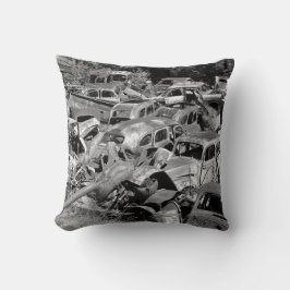 Vintage cars rusting away in a car yard kissen