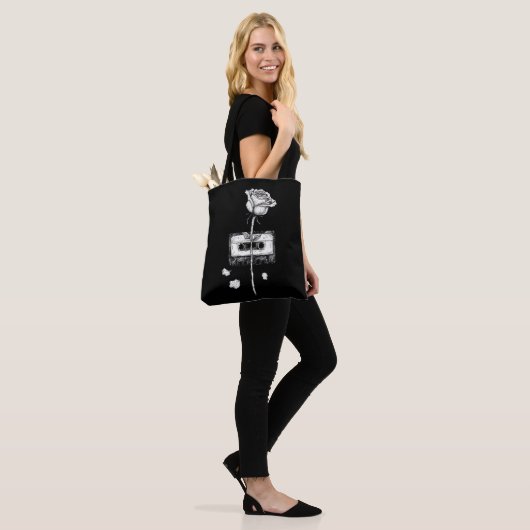 Vintage-Cassettenband mit aufblühender Rose Ästhet Tasche (Am Model)