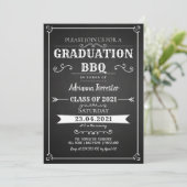 Vintage Chalkboard Abschluss GRILLEN Einladung (Stehend Vorderseite)