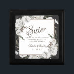 Vintage Cherish Sister Trauzeugin Personalisiert Erinnerungskiste<br><div class="desc">Vintage Cherish White Floral & Rose Gold lackierte Rose und Blume. Vintag klassisches und elegantes Aussehen, viel Grau, Elfenbeinweiß, Rose Gold, Dusty Pink, Pine Green, Gray Blätter und Blattwerk. Mit handgemalten Blütenelementen, Vintagen Schriftart für klassische Schrift und eleganten Rose Gold Glitzer Foil Geometric Square Rahmen auf einem kohlefarbigen, dunkelgraufarbigen Hintergrund...</div>