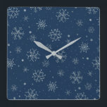 Vintage Christmas Blue Snowflake Design Dekoration Quadratische Wanduhr<br><div class="desc">Das ist eine wunderschöne Vintage blaugrüne gelbe Streifen Design rustikale Landschaft toskanischen Stil Holz dekorative quadratische Wanduhr. Es ist eine perfekte Ergänzung zu Ihrer Küche, Bad, Schlafzimmer, Familienzimmer oder Business. Diese Uhr wird jedem Zimmer in Ihrer Zuhause Charme verleihen. Diese Vintage Wanduhr kann ein gutes Geschenk für Hauswärme, Hochzeiten und...</div>