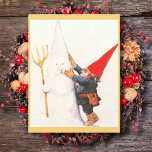 Vintage Christmas Gnome Making Snowman Feiertagskarte<br><div class="desc">Weihnachten Weihnachten Gnome Making Snowman Holiday Card.</div>