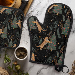 "Vintage Christmas Tiger mit Weihnachtsbaum Schwar Ofenhandschuh & Topflappen-Set<br><div class="desc">Bringen Sie Vintagen Charme in Ihre Feiertagsküche mit dem Weihnachtsweihnachtsjungshiger mit dem Set "Black Oven" und "Pot Holder". Dieses stilvolle Set mit Küche besticht durch einen zauberhaften Tiger neben einem wunderschön dekorierten Weihnachtsbaum auf einem schwarzen Hintergrund. Das Set ist sowohl für den Flair als auch für die Funktionalität konzipiert und...</div>