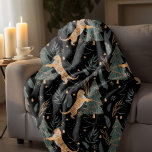 "Vintage Christmas Tiger mit Weihnachtsbaum Schwar Sherpadecke<br><div class="desc">Schlagen Sie sich in festlichem Beifall mit dem Weihnachtsjubiläum Tiger mit dem Weihnachtsbaum Black Blanket. Diese gemütliche, schwarze Decke mit einem charmanten, Vintag inspirierten Tiger, der neben einem schön dekorierten Weihnachtsbaum stehend ist, verleiht Ihrer Urlaubssaison eine Touch kahle Wärme. Die weiche, hochwertige Decke eignet sich hervorragend zum Genießen während der...</div>