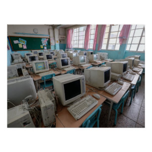 Vintage-Computer-Klassenzimmer mit CRT-Monitoren Poster