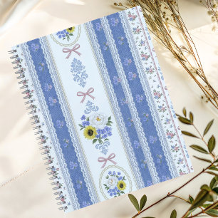 Vintage Cottagecore Blumenranken Spitze Soft Blau Notizblock