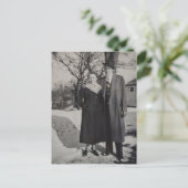Vintage Couple Standing in Snow Postkarte (Stehend Vorderseite)
