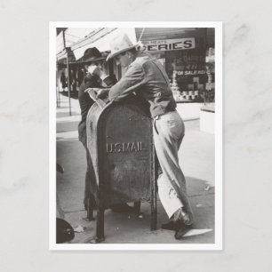 Vintage-Cowboy, der sich an einem Briefkasten auf Postkarte