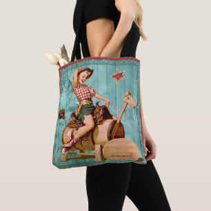 Vintage Cowgirl auf hölzernem Pferd, die hübsch da Tasche