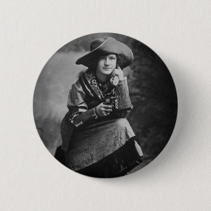 Vintage-Cowgirl posiert mit ihrem sechsschüssigen Button