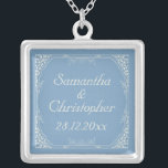 Vintage Creme-Blumenrahmen auf blaue Hochzeit in d Versilberte Kette<br><div class="desc">Ein Vintages Design für Ihre kommenden Nuptials mit einem cremefarbenen, blumengeschmückten Rahmen auf dunkelblauem Hintergrund. Der Text ist vollständig für Ihren eigenen besondere Anlass anpassbar. Dieses elegante Design stimmt mit dem Vintagen Creme Floral Frame auf der dunkelblauen Hochzeitskollektion überein. Wenn Sie Hilfe bei der Anpassung für Ihren speziellen Tag benötigen...</div>