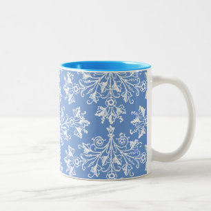 Vintage-Daisy-Damask-Etched-White-auf-Blau-Tasse Zweifarbige Tasse
