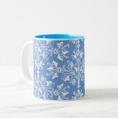 Vintage Daisy Damask Etwas Weiß auf blauer Tasse (Vorderseite Links)