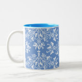 Vintage Daisy Damask Etwas Weiß auf blauer Tasse (Links)