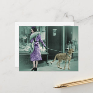 Vintage-Dame beim Schaufensterbummel mit Gepard Postkarte