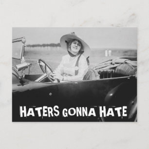 Vintage-Dame im Auto HATER WERDEN HASSEN Postkarte