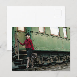 Vintage-Dame im Bahnhof Postkarte