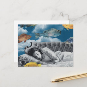 Vintage-Dame schläft in einem Ozean aus Wolken und Postkarte