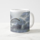 Vintage Dinosaurier, Barapasaurus mit Sturmwolken Jumbo-Tasse (Vorderseite Rechts)