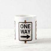 Vintage-EINBAHNSTRASSE-Rostiges Straßenschild Kaffeetasse (Mittel)