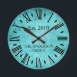Vintage elegante Familienname-römische Ziffer Runde Wanduhr<br><div class="desc">Schönes, einzigartiges, ein-von-ein-nettes Shabby Chic, Vintage personalisierte Ausrüstungsbeschreibungen ein Vintager viktorianischer Spitzehintergrund im aquamarinen Grün mit Ihrem Familiennamen und Jahr hergestellt in der schwarzen Typografie. Personifizieren Sie diese Uhr, indem Sie Ihre eigene persönliche Information addieren. Macht eine große Hochzeit, einen Jahrestag oder ein Housewarminggeschenk. Klicken "personifiziert diese Schablone", um die...</div>