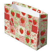 Vintage-Erdbeer-Picknick-Patchwork-Muster Große Geschenktüte (Rückseite Schrägansicht)