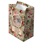 Vintage Erdbeere 1. Geburtstag Party Foto Mittlere Geschenktüte (Vorderseite Schrägansicht)