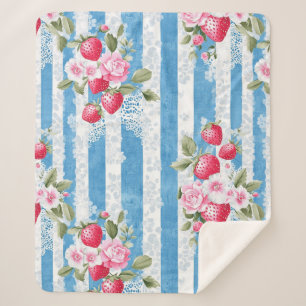 Vintage Erdbeeren und Blüten auf blauen Streifen Sherpadecke