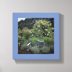 Vintage Fahrrad im Garten Leinwanddruck