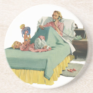 Vintage-Familie serviert Mutter das Frühstück im B Getränkeuntersetzer