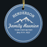 Vintage Familien-Wiedersehen-Reise-coole Keramikornament<br><div class="desc">Die Berge nennen und wir müssen gehen! Ein perfekter Entwurf für ein Familien-Wiedersehen oder Reise zu den Bergen, die ein weißes Vintages schauendes Logo mit einer coolen GebirgsSilhouette kennzeichnen. Personifizieren Sie mit 4 Linien kundenspezifischem Text - Ihr Name, "Familien-Wiedersehen", "Familien-Reise", Standort, Datum, etc. Ein Spaß, rustikales ein Reiseandenken für Ihr...</div>